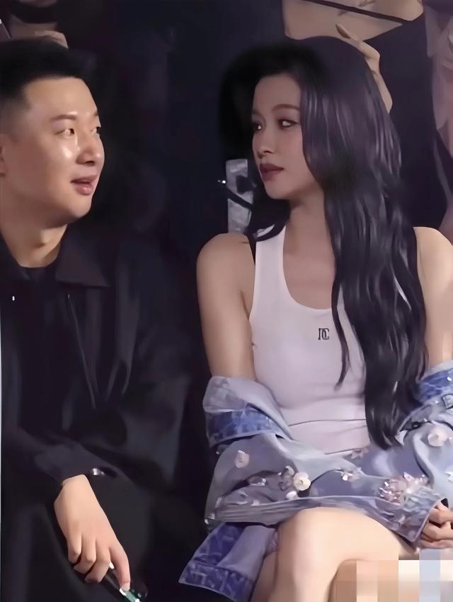 离婚后的孙怡太心酸了，和大佬看秀满脸不情愿像极了打工人和老板