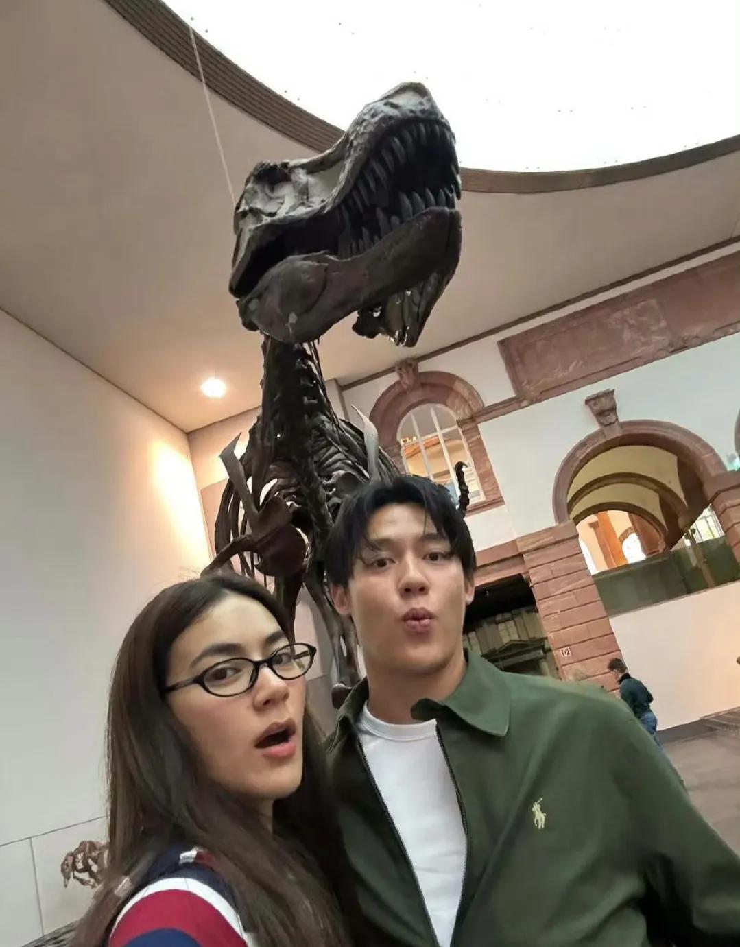 泰星Kim和老公Mark去德国旅行，去墓地看了爸爸，也见了那边家人