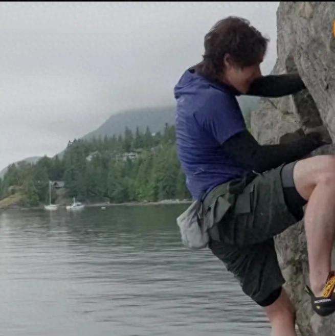 揪心！王一博攀岩失手落水瞬间