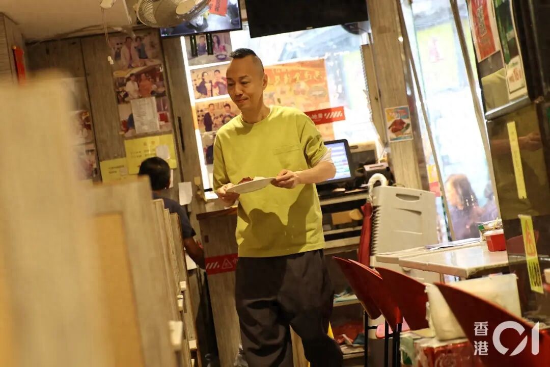 TVB绿叶演员没工作转同母亲拍视频，首次突破5000赞劲开心