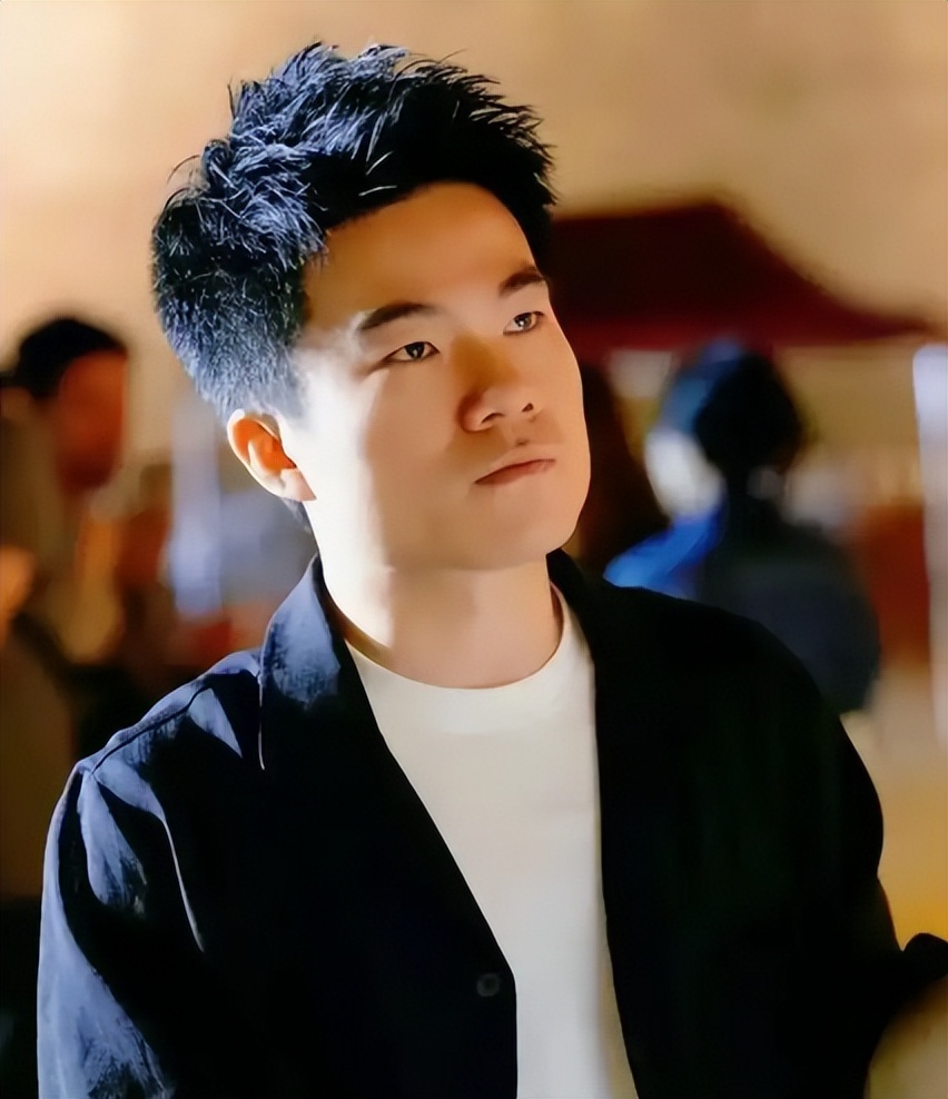 俞敏洪没想到，董宇辉受邀九三阅兵半月多，再因一个举动口碑暴涨