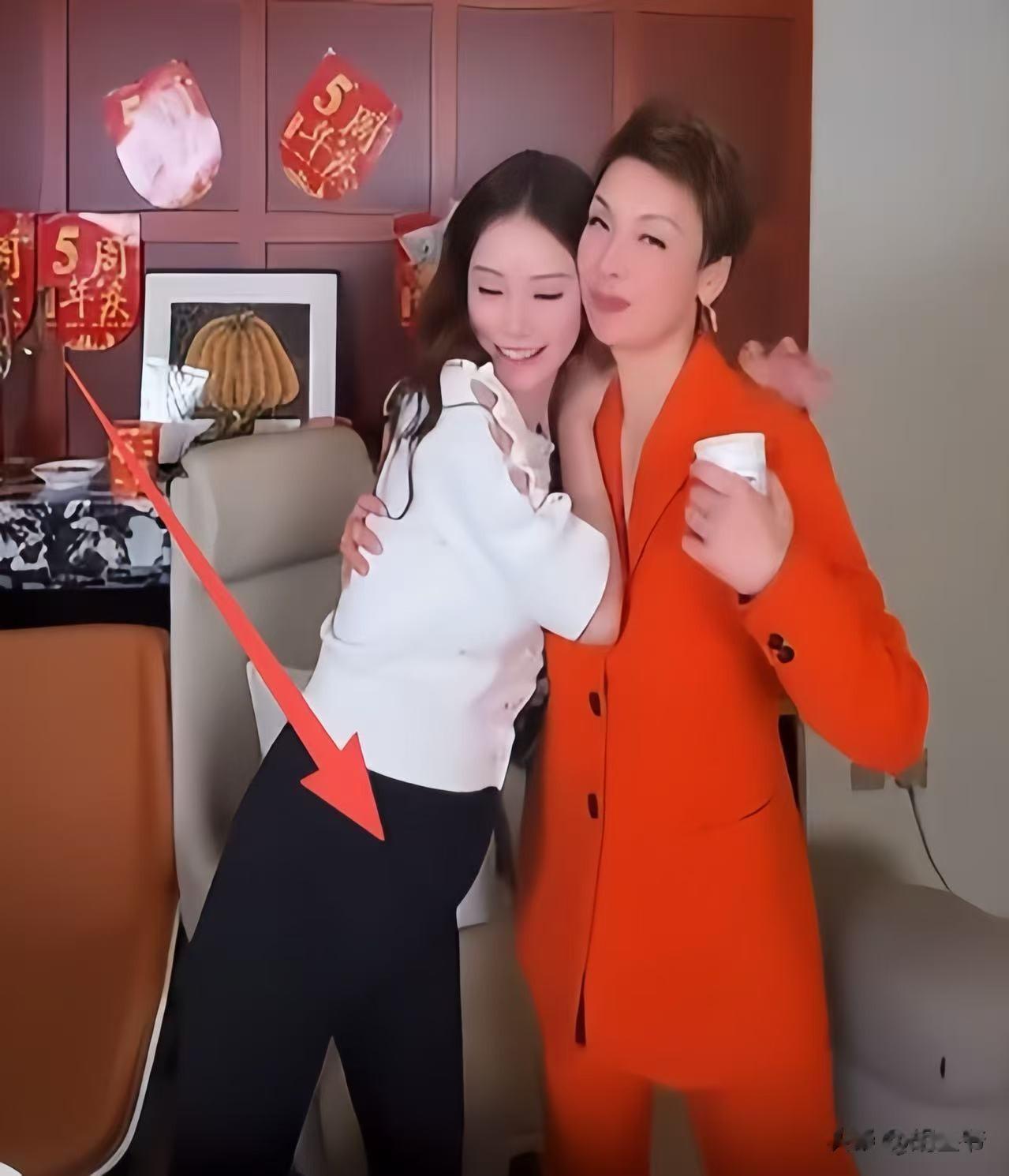 张兰带外孙公园游玩！玥儿裤拖地、霖霖露脚踝，没筱梅会照顾孩子