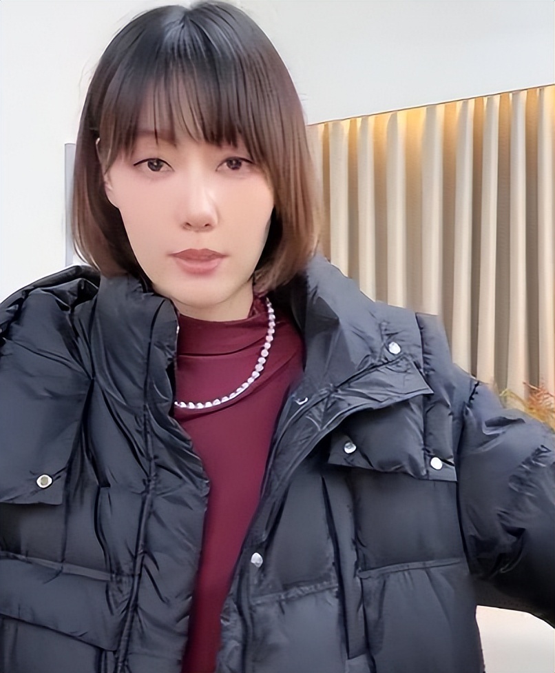 上海美女主持王冠：住三层豪华别墅，42仍像24，和丈夫像两代人