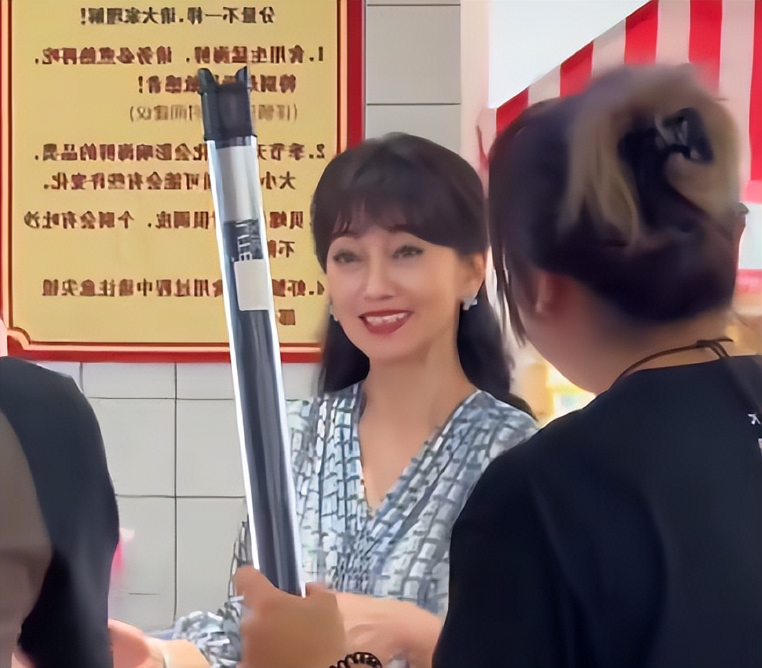 71岁赵雅芝南京吃火锅，皮肤松弛满脸皱纹，网友：不老女神真老了