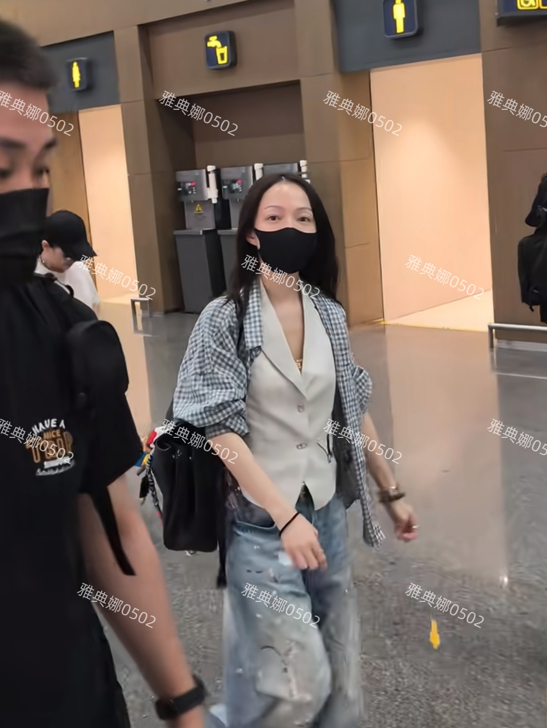 机场偶遇张韶涵, 本人个子不高好小一只,年纪大了眼睛都变小了!