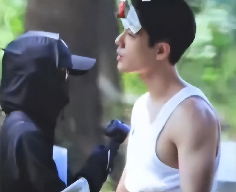 33岁肖战再破天花板,这次,他让27岁的王一博和整个内娱,沉默了