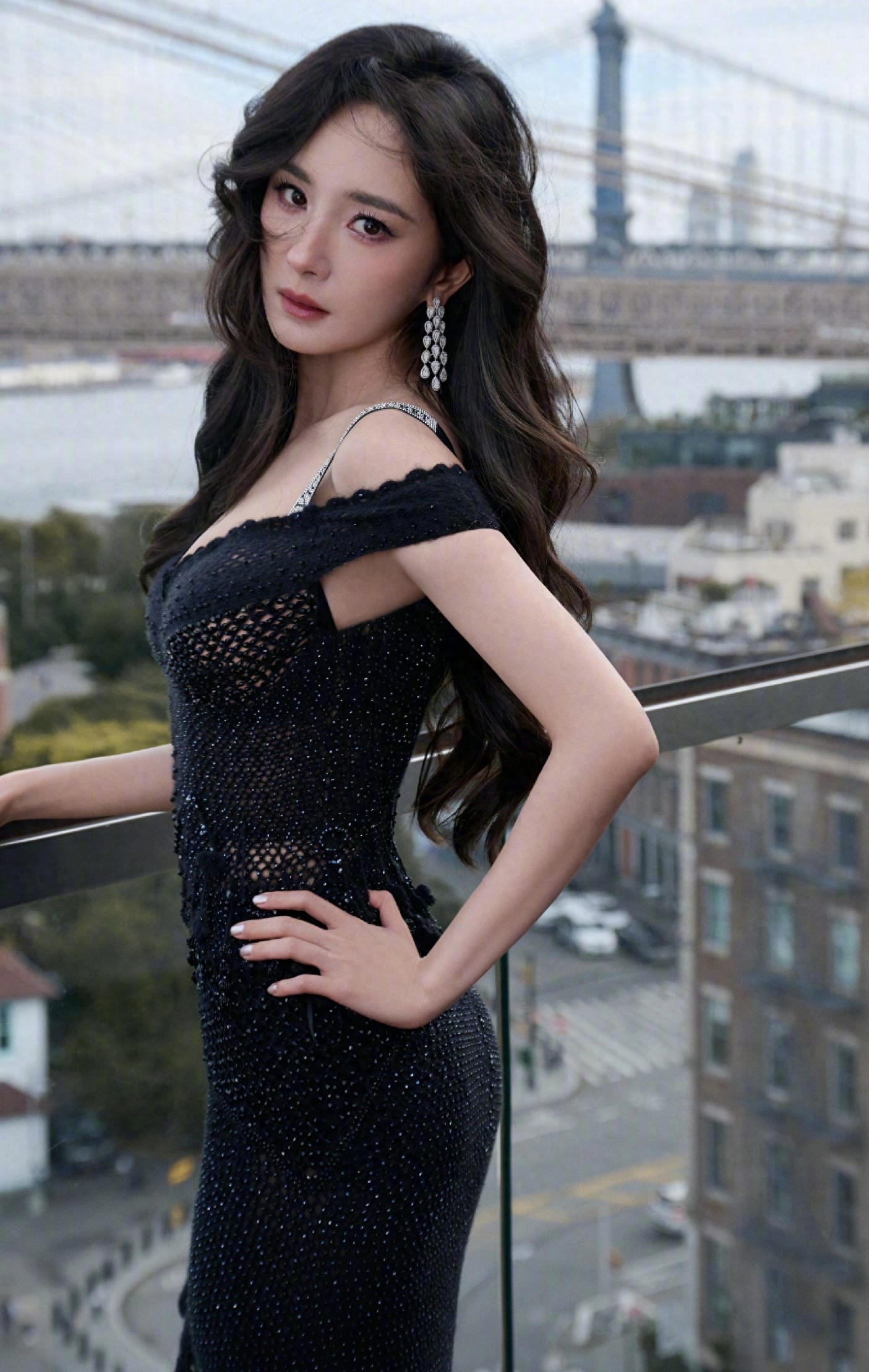 杨幂2025维密大秀造型来袭,一身黑色镂空套装,性感充满魅力