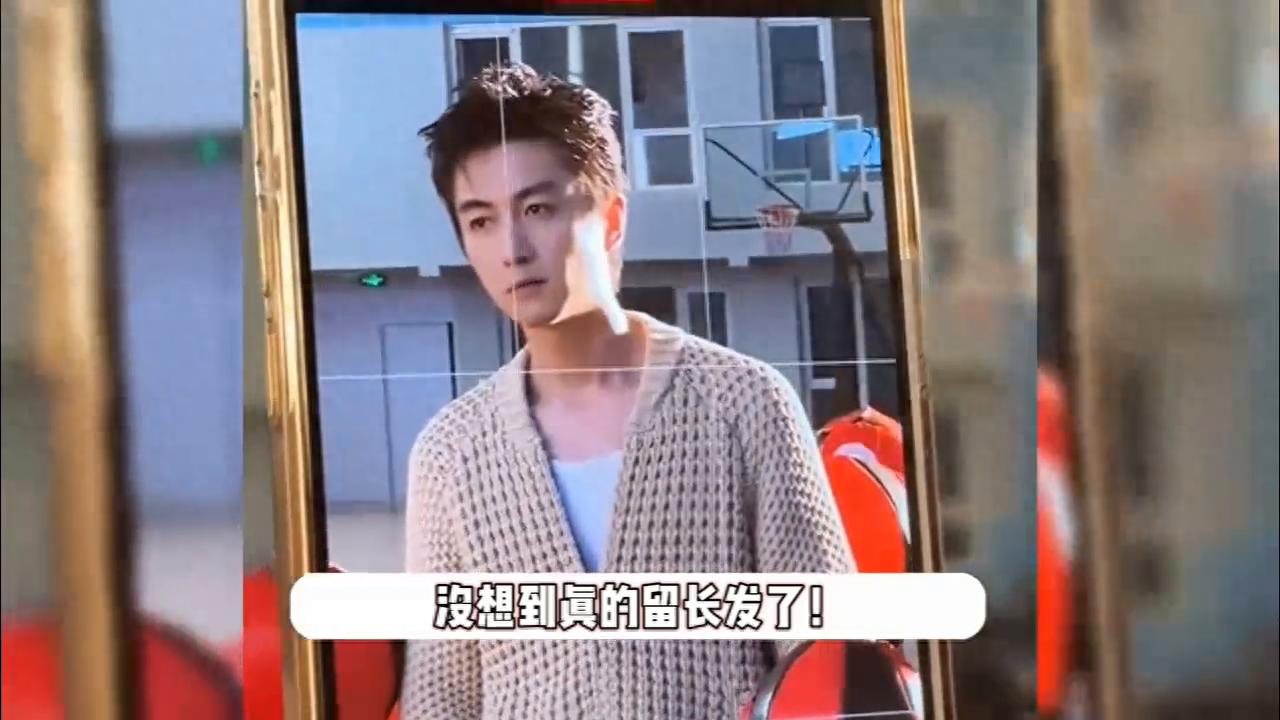 陈晓长发造型火上热搜，被女粉丝包围疯狂拍照，颜值回春意...