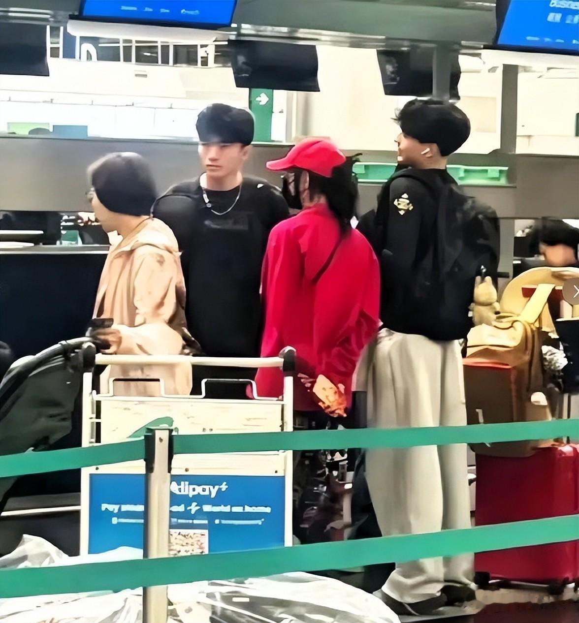 张柏芝携三子飞澳洲，谢振轩一脸严肃，颜值超高，小儿子罕见露面