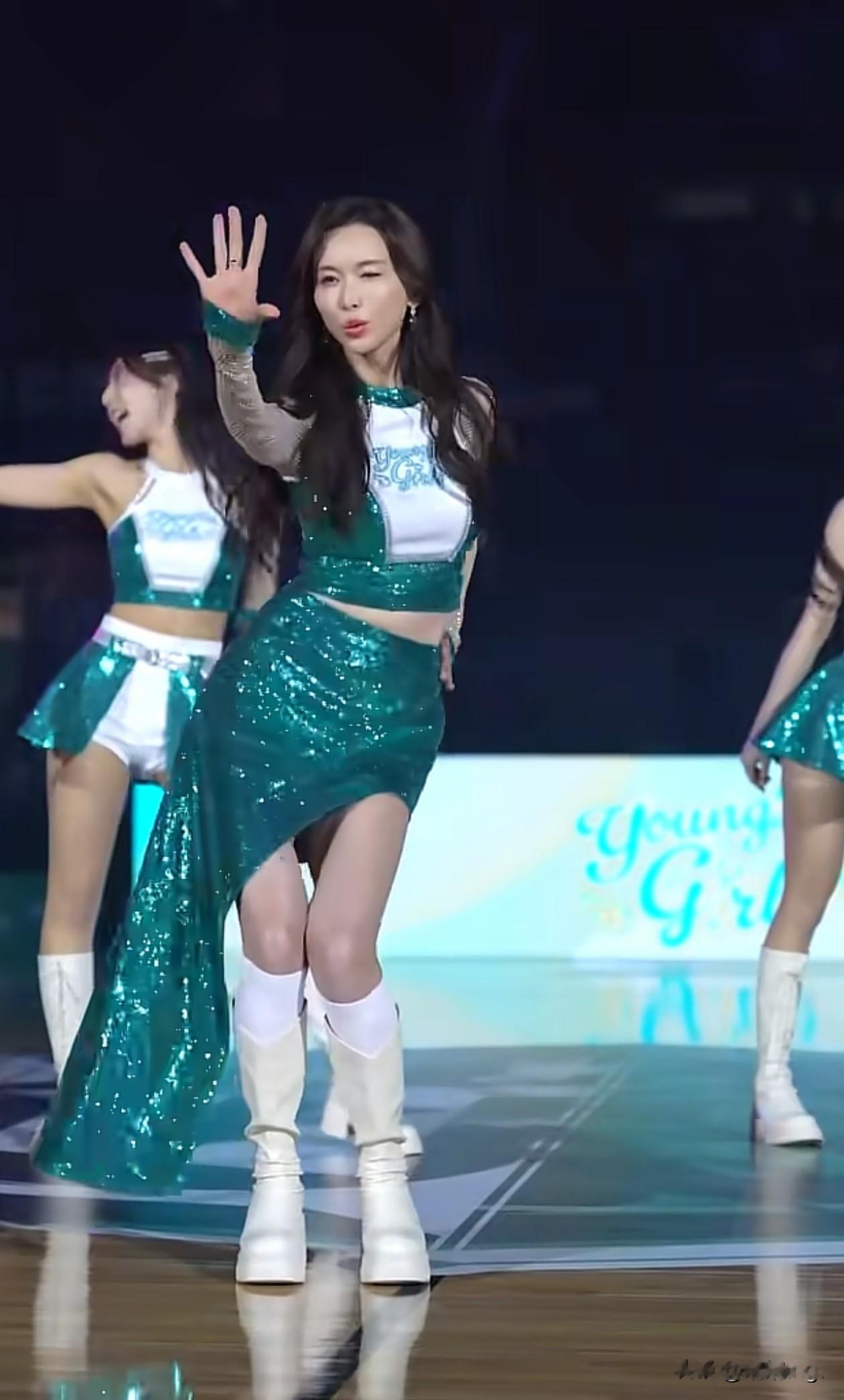 51岁林志玲穿拉拉队服跳舞！动作干净利落，腿又细又长，身材真好