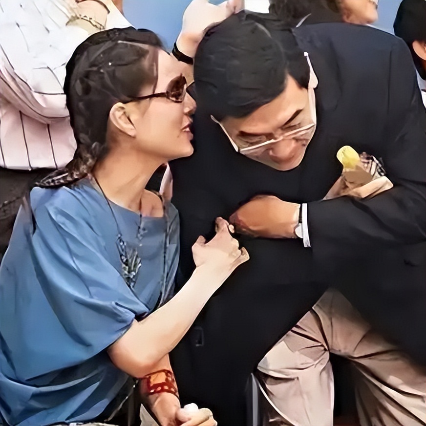 58岁李若彤泰国被偶遇，生图褶多苹果肌吓人，穿露脐装小腹有赘肉