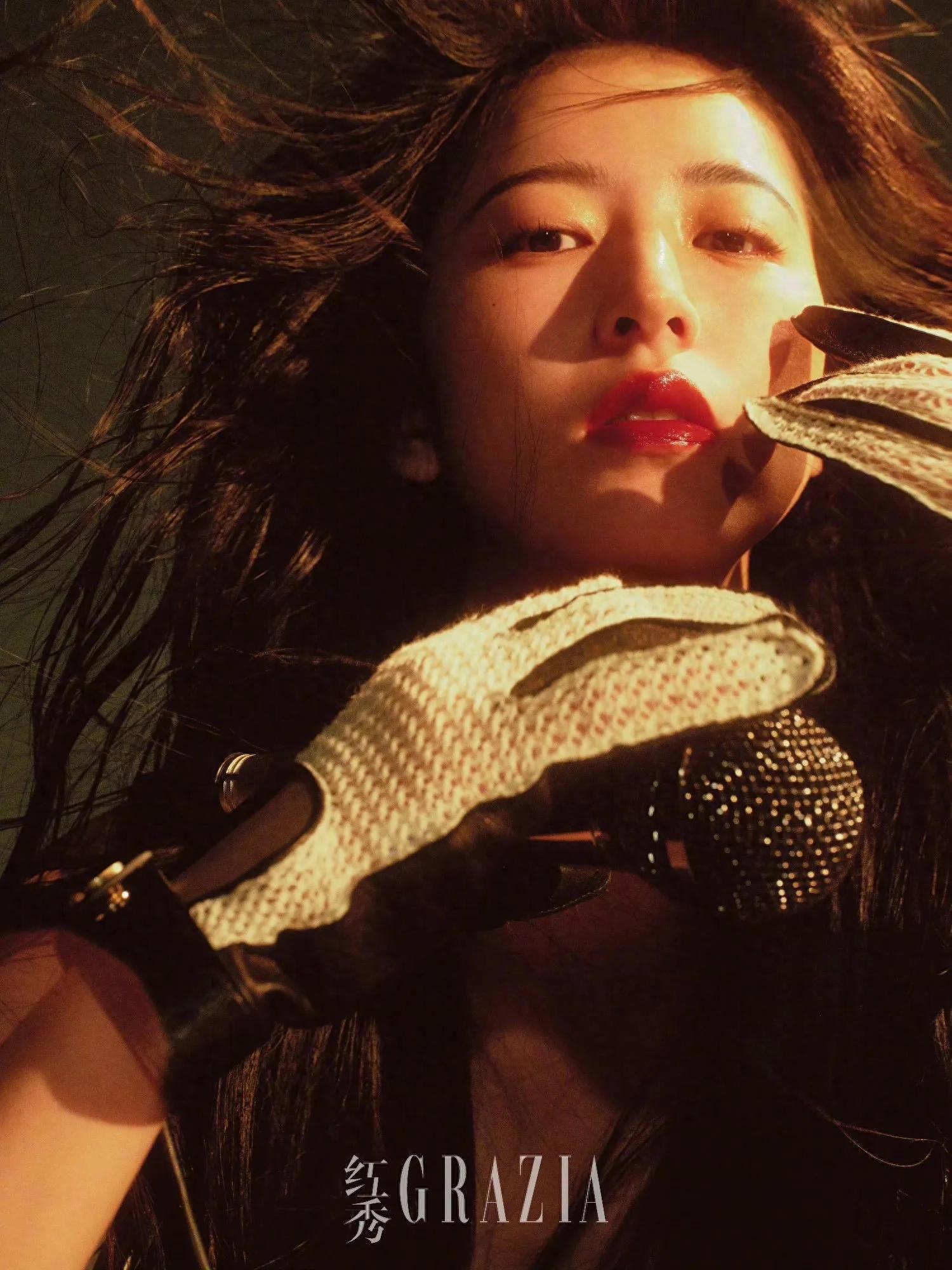 周雨彤《红秀》写真美图