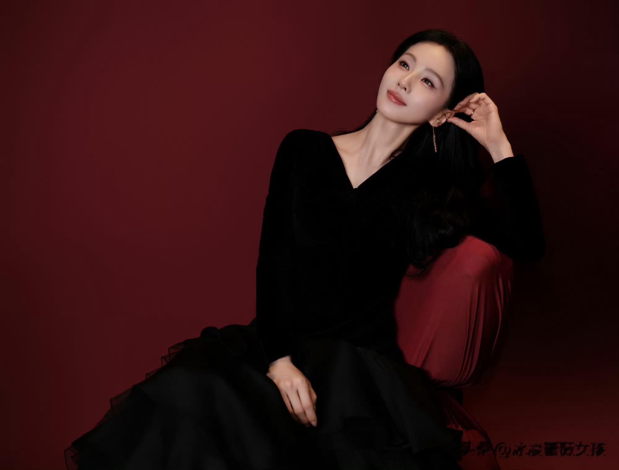 刘诗诗芭比波朗直播造型,黑丝绒长裙复古优雅气质拉满