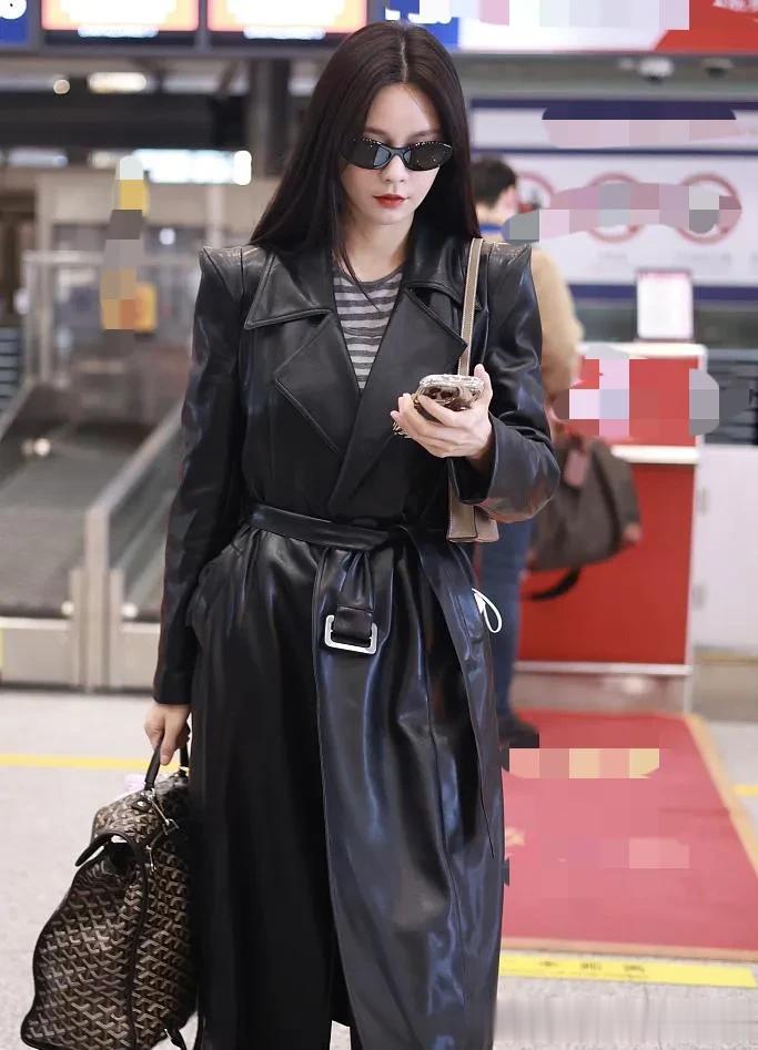 沈梦辰结婚后气质大变!穿皮风衣+黑色直筒裤,时髦又洋气!