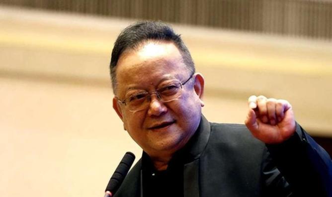 事实证明，被传卖掉上亿豪宅，移民美国的王刚，已走上另一条大道