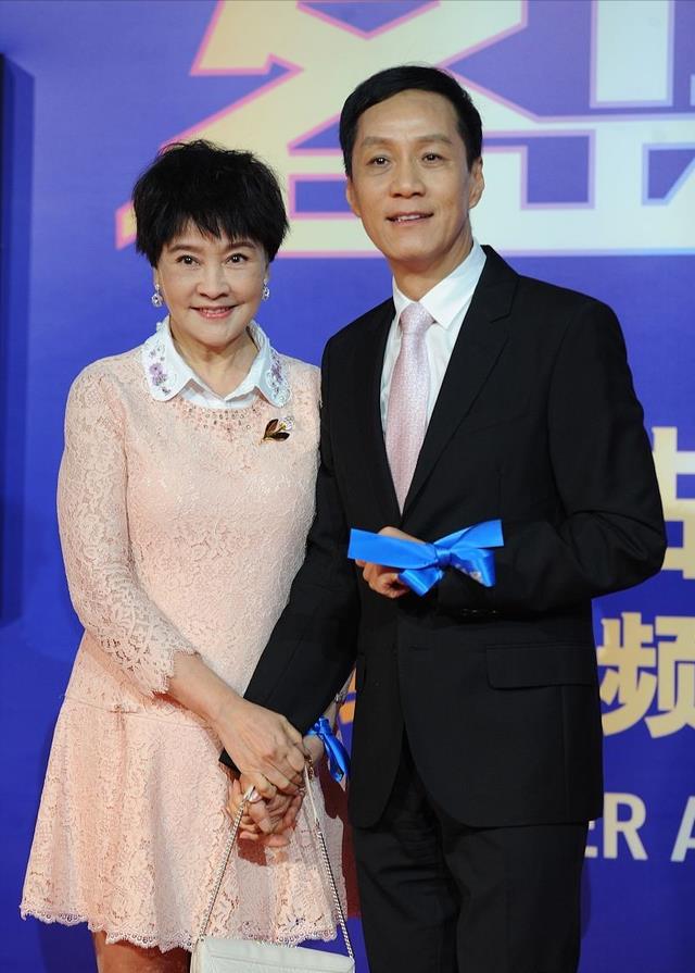 冯远征携71岁妻子回乡,西装革履金丝镜,梁丹妮紫色风衣老来俏
