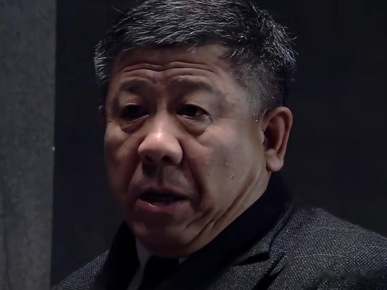 同样是演特务科高科长,将程煜跟倪大红放一起,两者差距一目了然