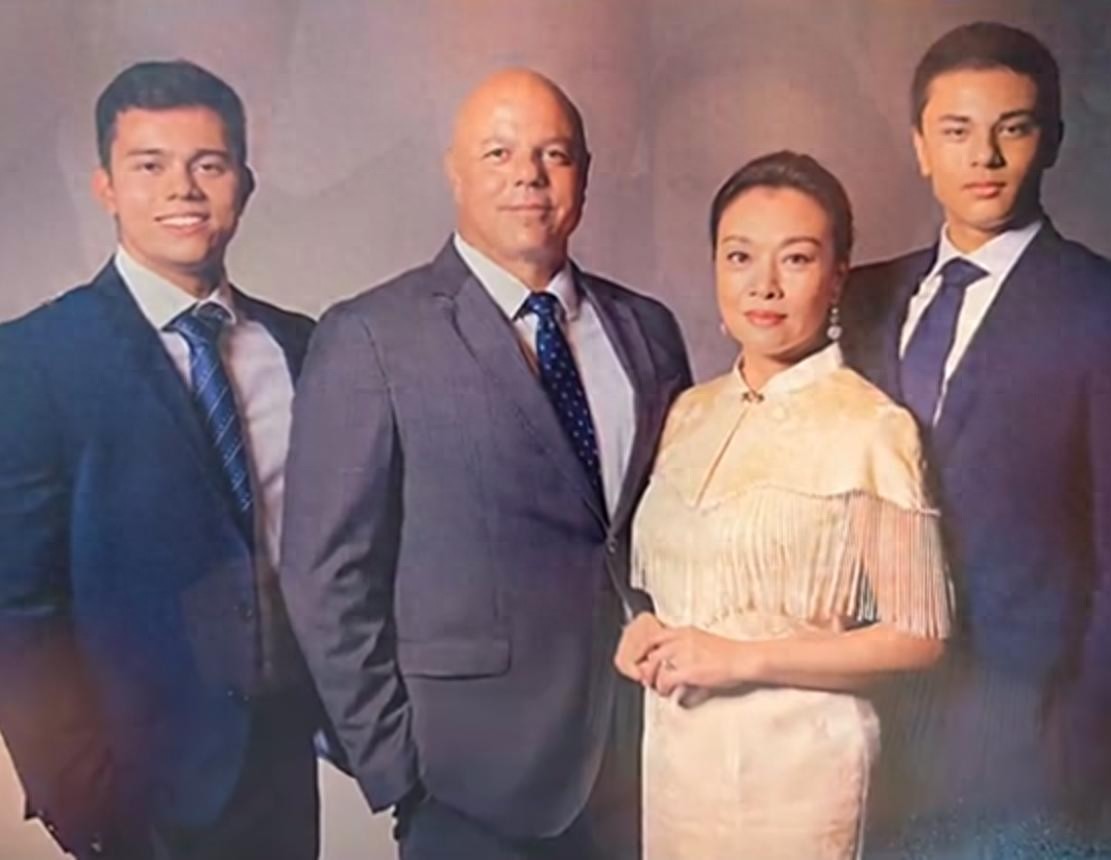 史可一家拍全家福，61岁穿旗袍好年轻，儿子180高个比妈妈还好看