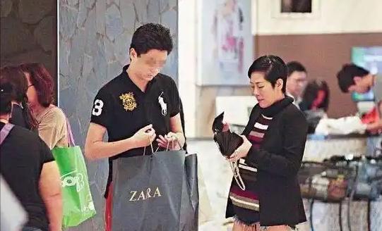 昔日乐坛巨星,和神秘大师共诞后代,街头露宿无钱住宾馆