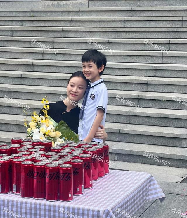 倪妮生图比精修漂亮，皮肤白眉眼清秀气质太好了，脸跟小孩一样大