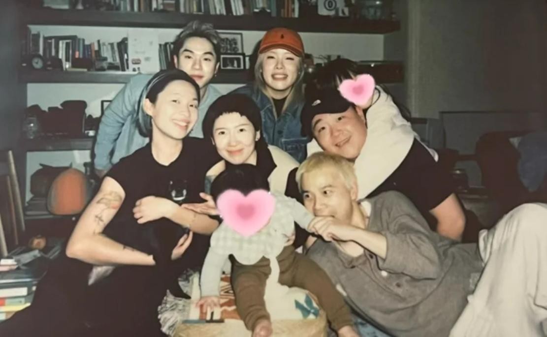 郝劭文随妻子回杭州过年，两人女儿已11个月大了，他视继女为己出