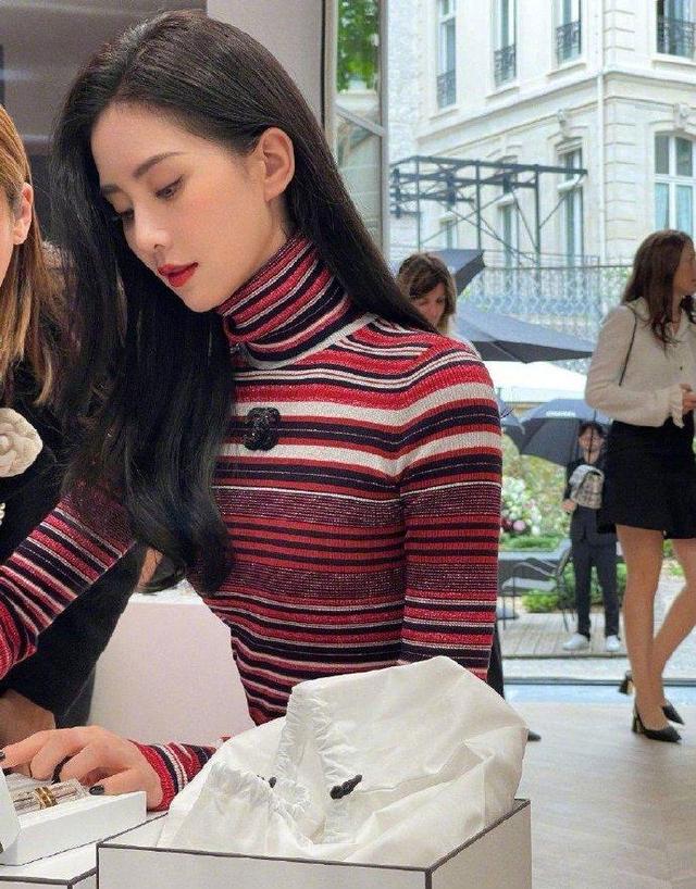 刘诗诗的颜值新高度！彩条上衣配皮裙，披肩长发优雅侧颜剎。