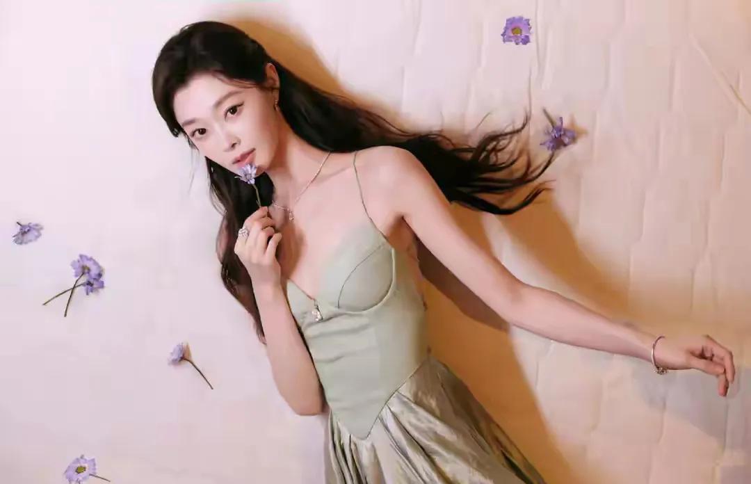 宋轶浅绿裙装，清冷气质美出新高度