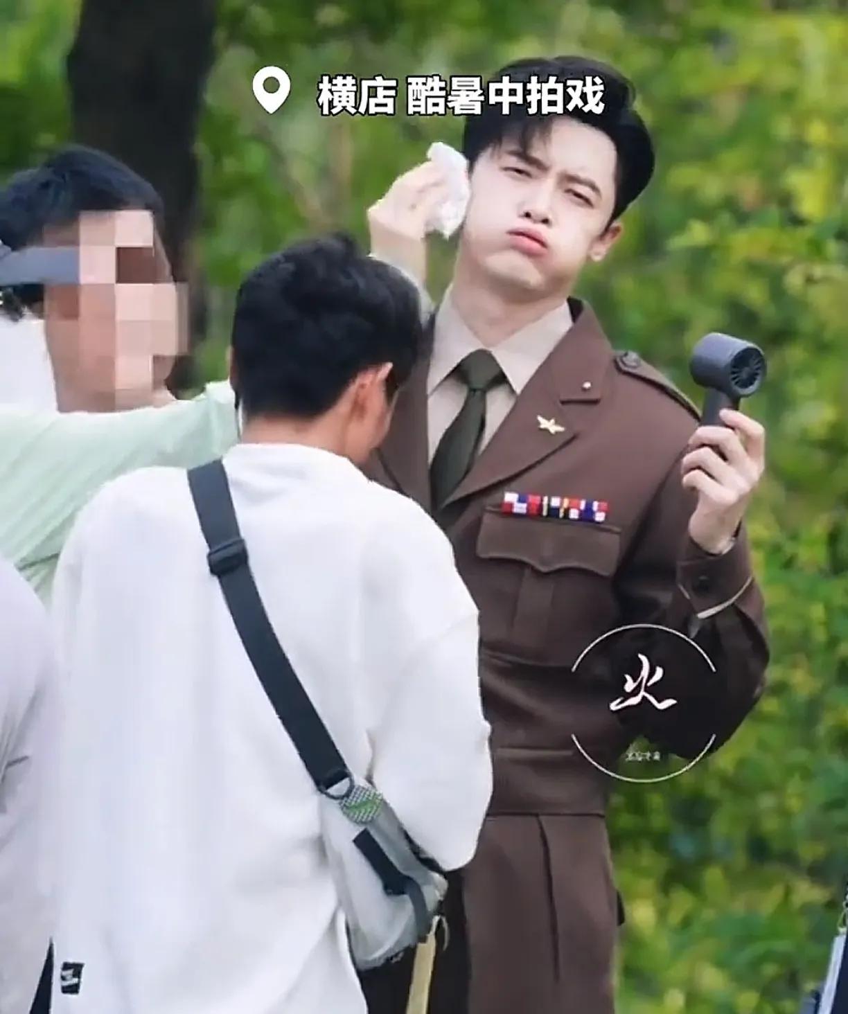 颖儿晒拍戏日常,素颜皮松肉垮,眼睛下垂,龅牙明显看着好显老