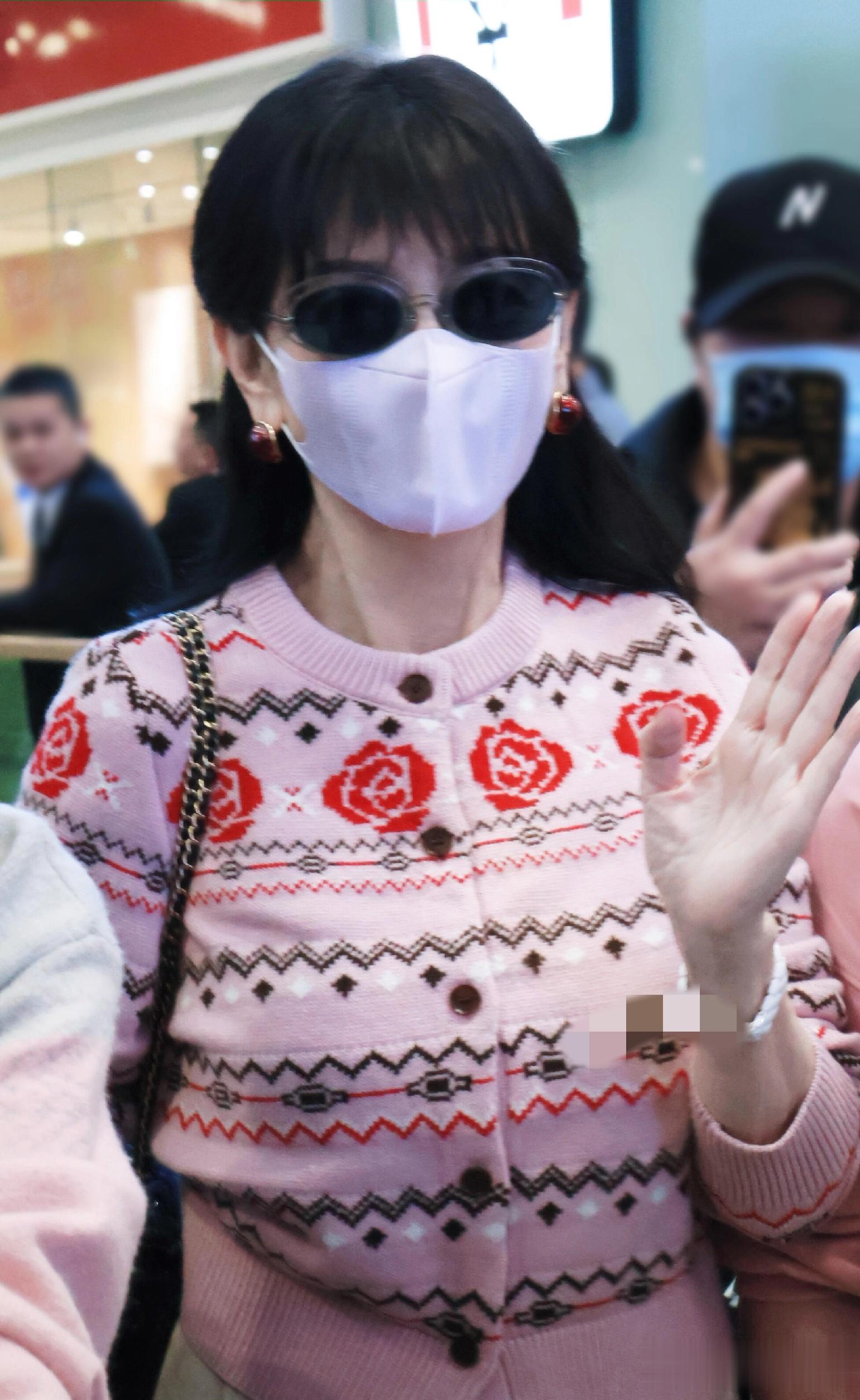 赵雅芝上海出发机场路透，穿红色长款大衣戴贝雷帽，喜庆又洋气