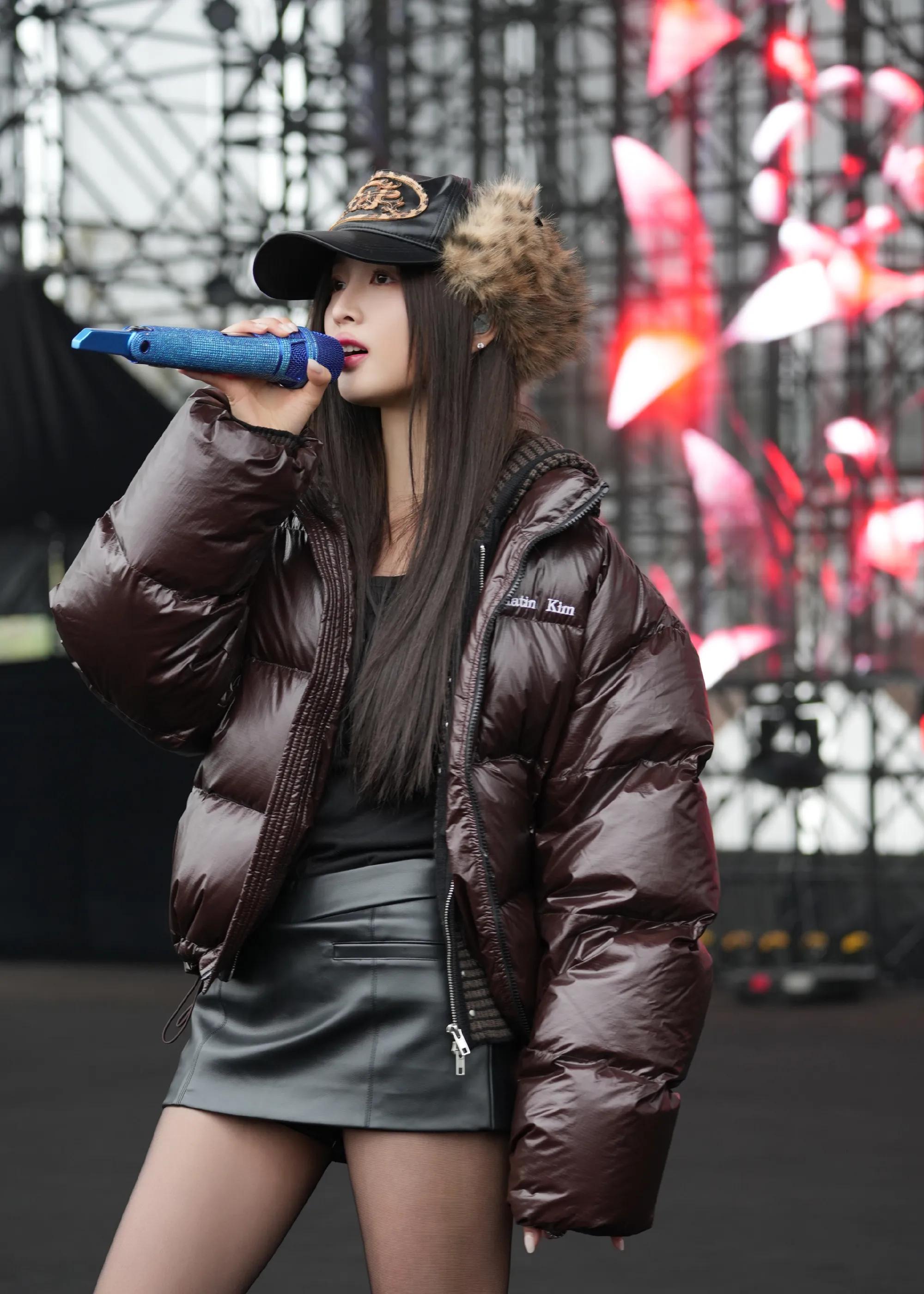 吴宣仪黑色短裙性感十足