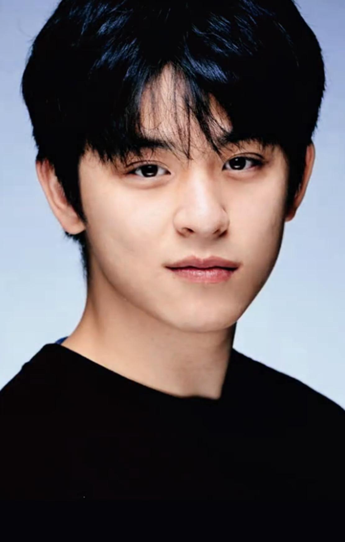 何音新年晒母子照,24岁黄博远可比黄志忠帅多了,天生一张明星脸