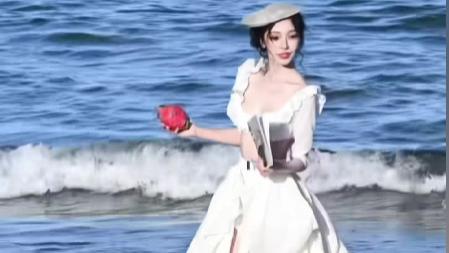 王楚然同框碾压？这场光脚红毯，易梦玲赢在创意，曹骏赢在状态！