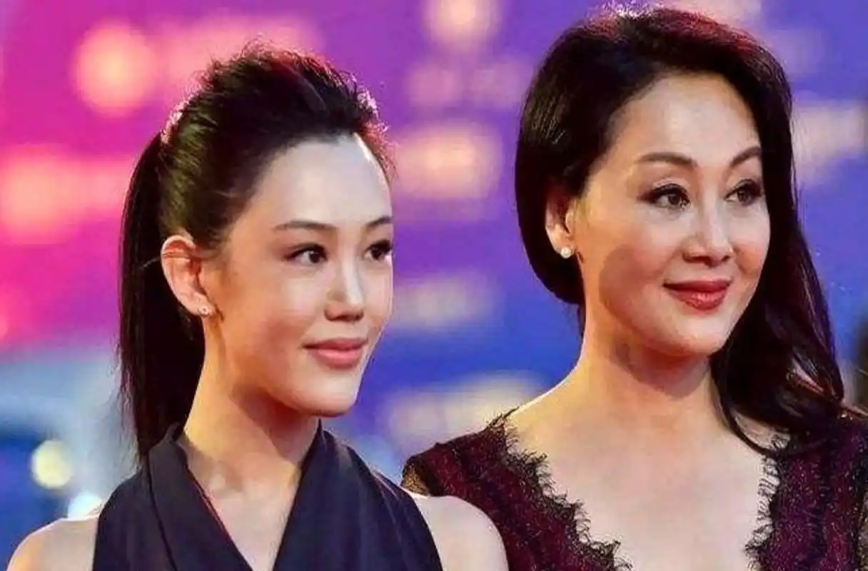 演员王姬：62岁在美国照顾傻儿子，女儿婚事曝光，亲家背景不一般