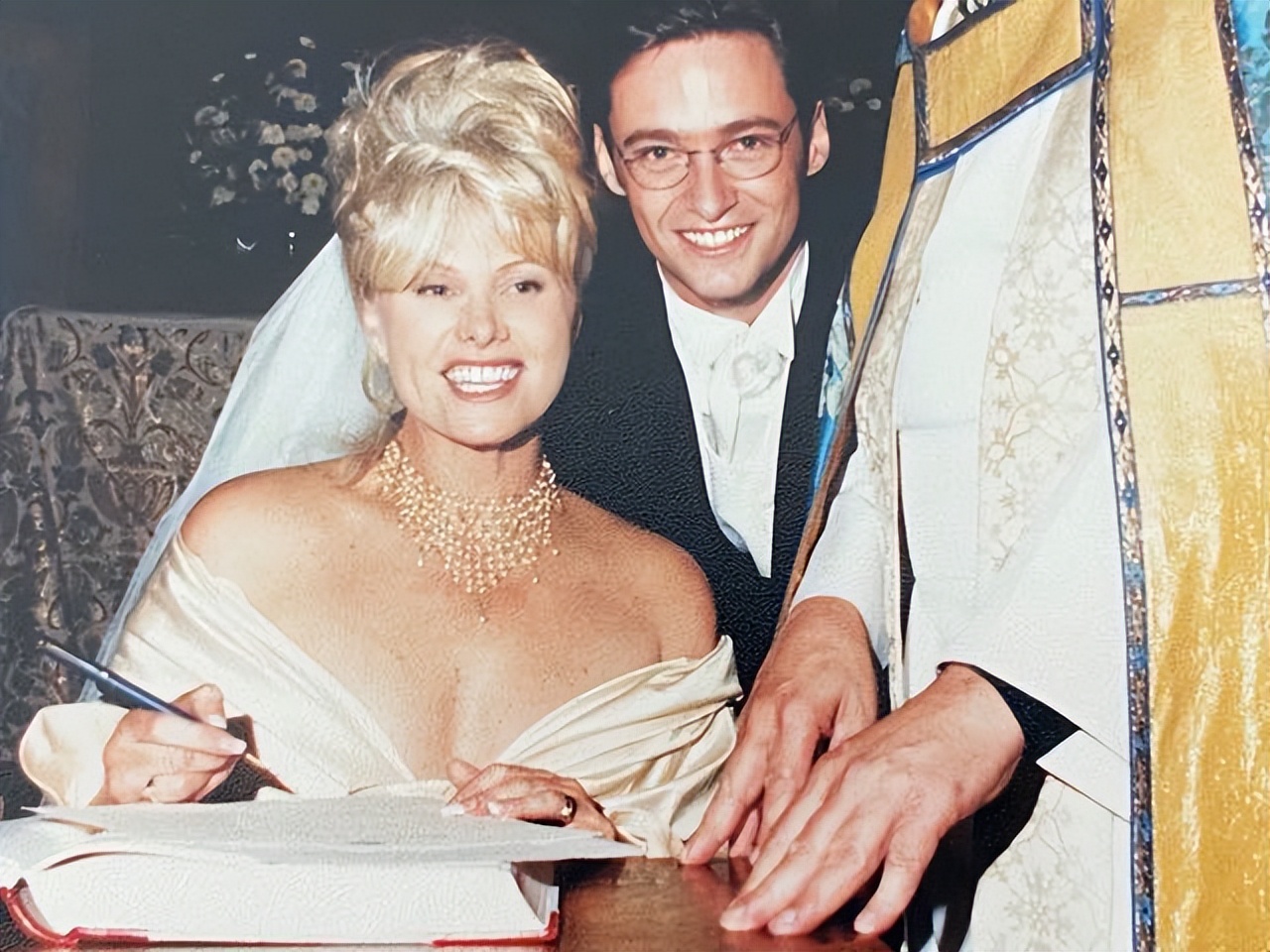 56岁休杰克曼仍有一身腱子肉，牵着新欢海边度假，69岁前妻好可悲