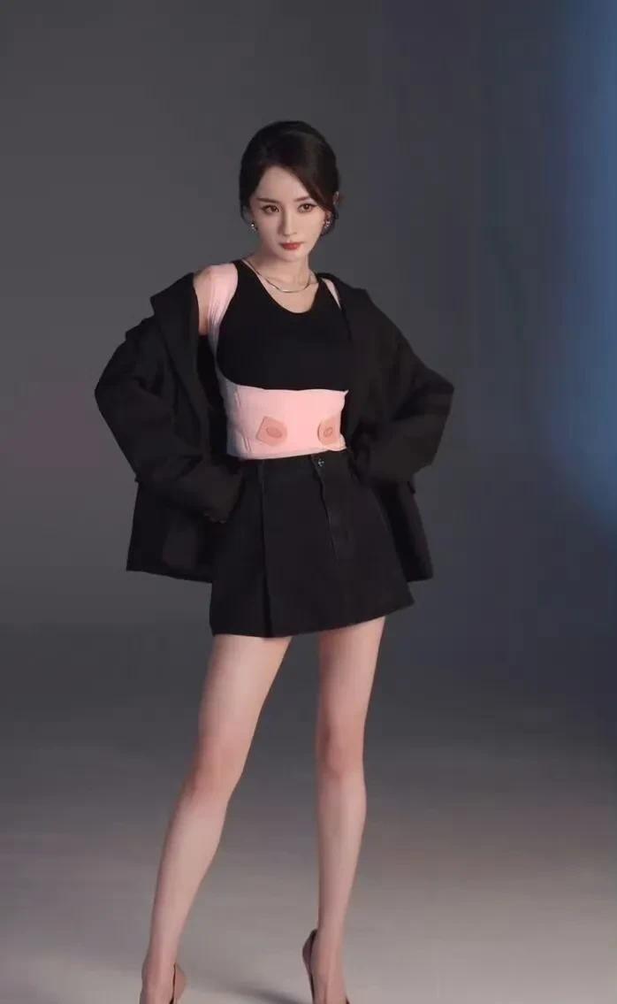 杨幂穿背背佳身材也太好了吧，不愧是孩子的妈妈