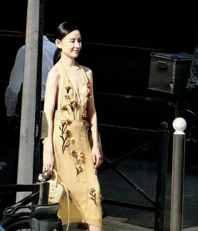 董洁和赵今麦巴黎合照，两人肋骨凸出四肢纤细，简直就是纸片人啊