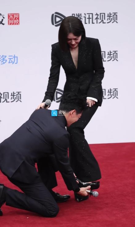 海口这晚，秦岚的腰、白露的脸，159cm“黑袍裹身”的她全场惊艳