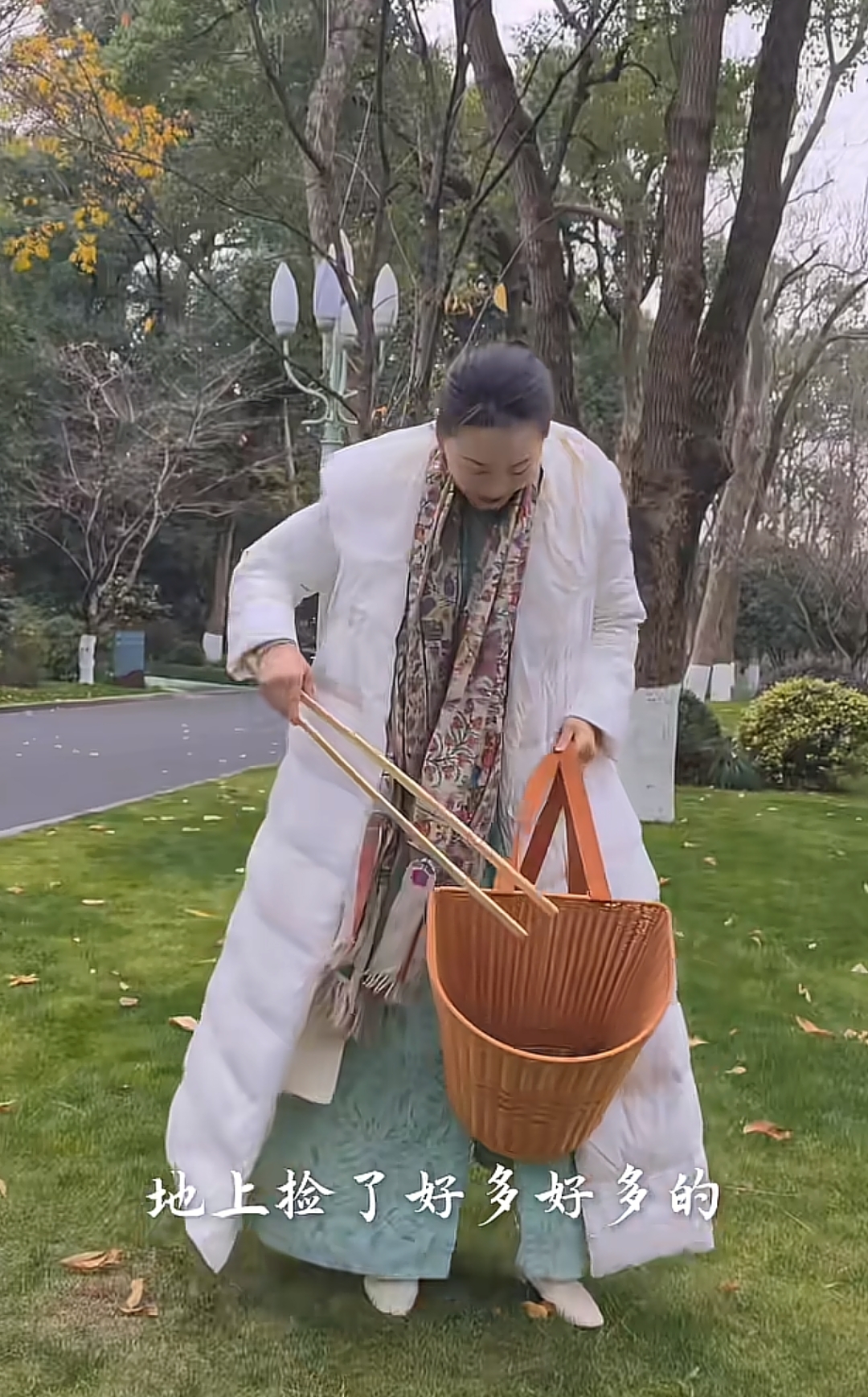 林依轮夫妇西湖旁捡无患子，老婆做手串当新年礼物 夫妻俩都好年轻