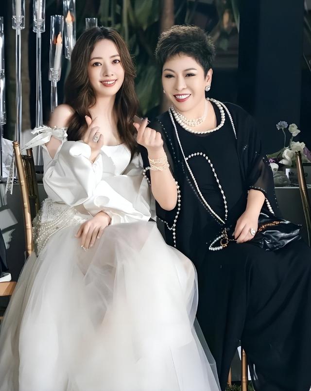 41岁郭碧婷和好友聚餐！穿米色高领毛衣年轻似少女，紫色美甲贵气