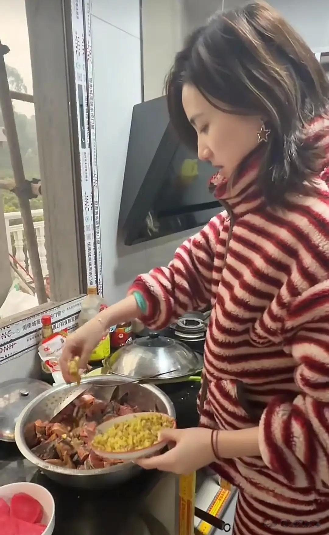 海哈金喜回川过年，山上别墅院子大到能跑步，这才是真底气