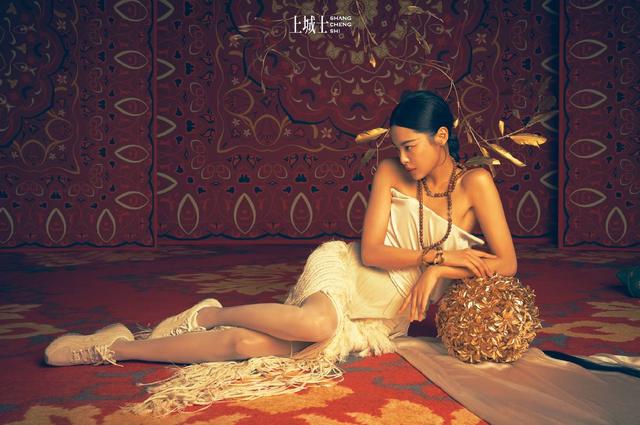 本以为秦岚已是身材天花板，看到辛芷蕾后，才知道什么叫人外有人