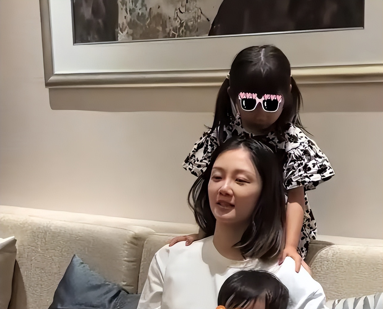 被要求当众献舞，未婚先孕嫁上海明星，3年生3娃，她成名的太艰辛