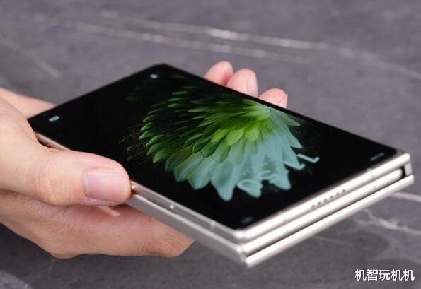 国产第二款三折叠屏手机发布!这设计感觉比华为更好?