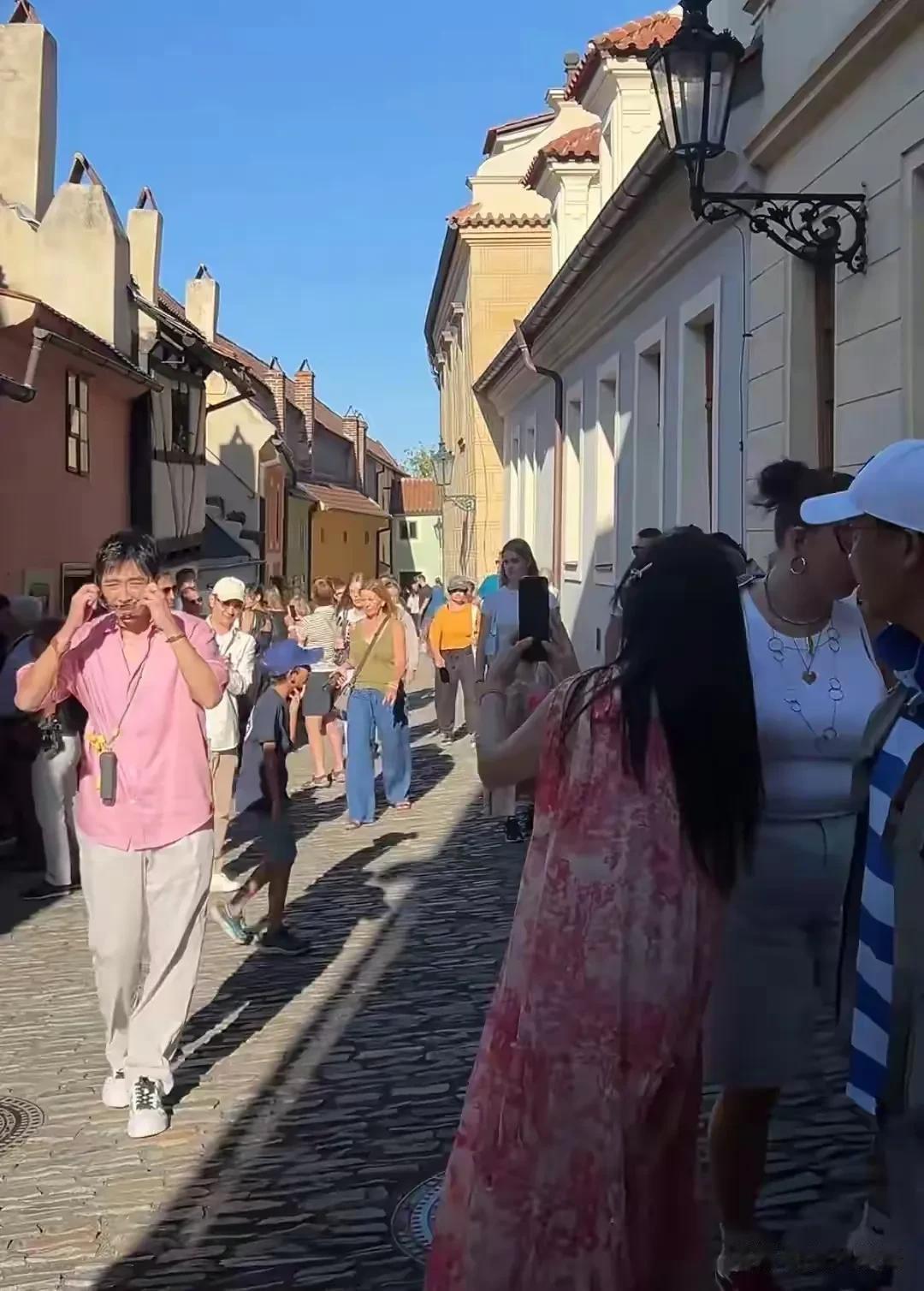 俞灏明捷克当众露伤疤，王晓晨孕味藏不住，这细节暴露真实关系