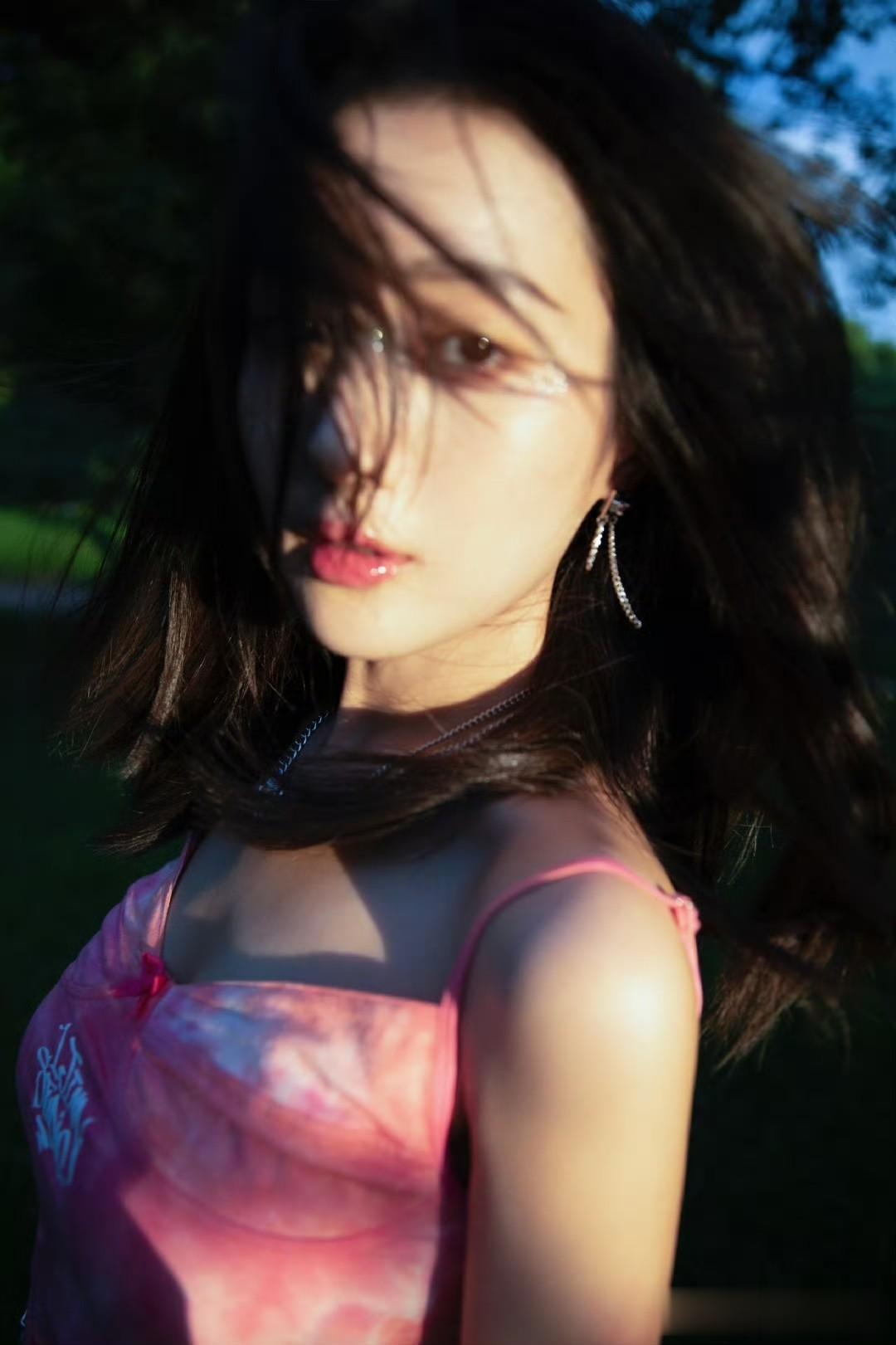 王梓薇,小白裙穿搭,大长腿好吸睛。