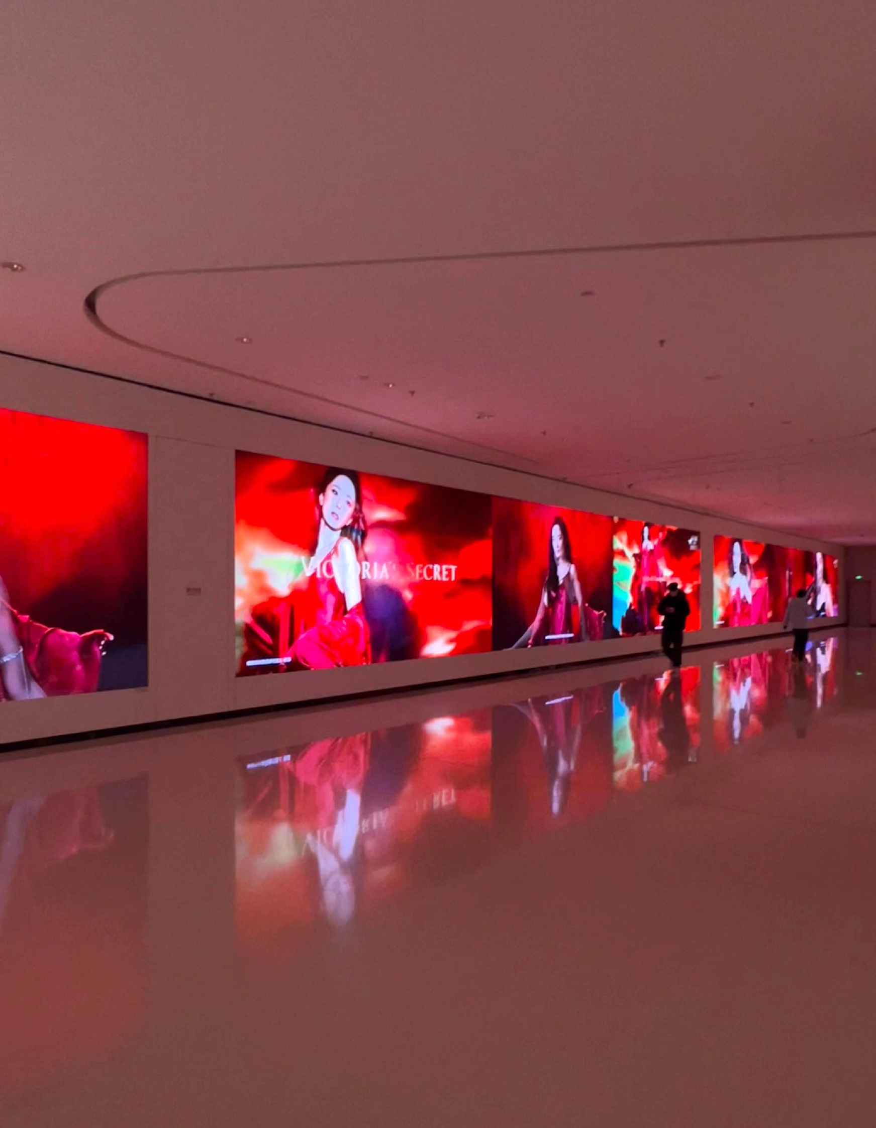 杨幂维密新年大屏震撼来袭,红色吊带裙好惊艳,排面就是大