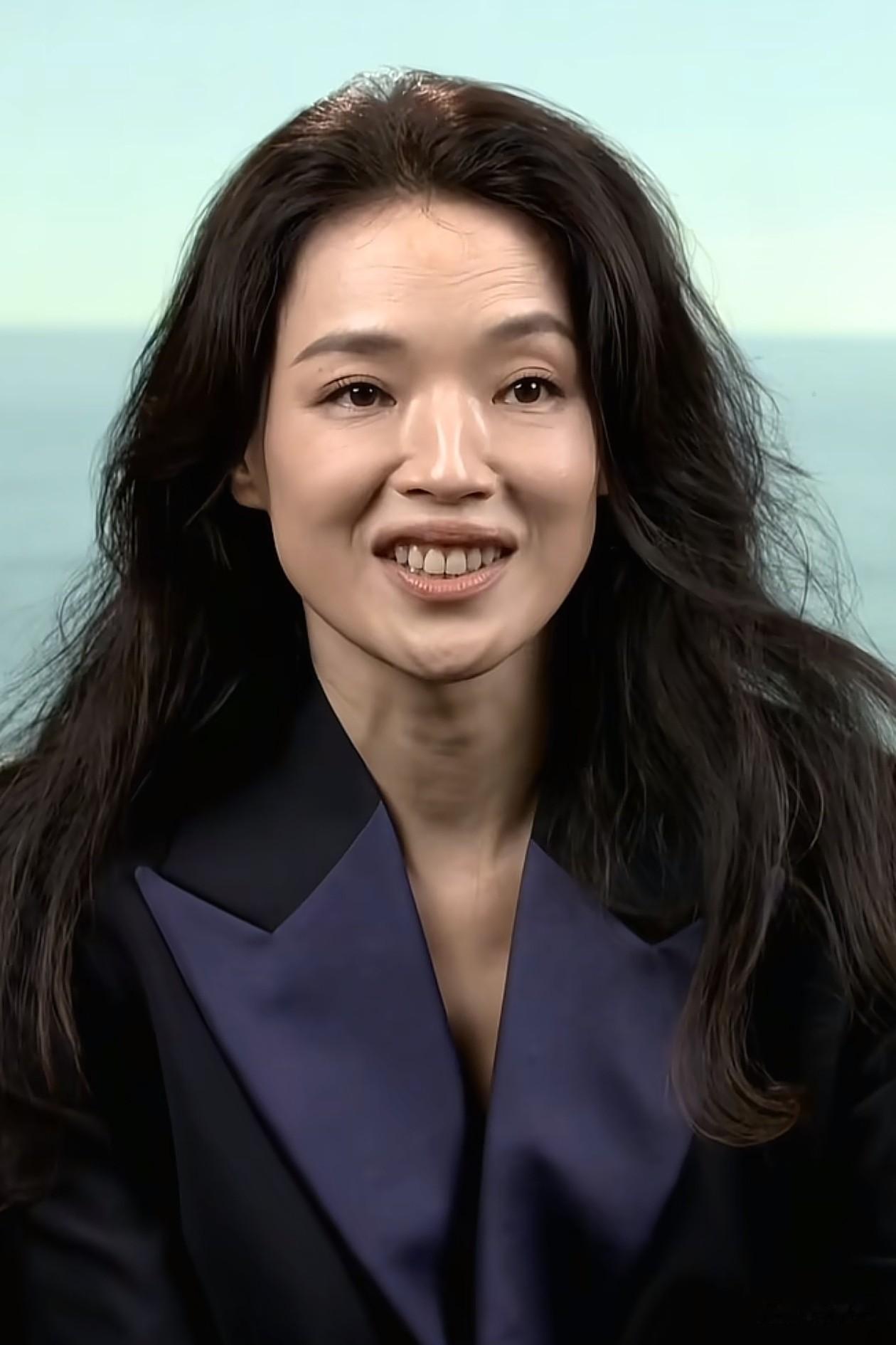 49岁舒淇活动怼脸拍!有表情纹,但整体状态绝了,发量好多惹人慕