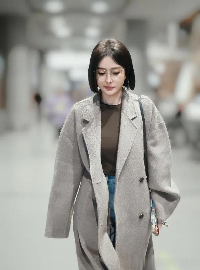 秦岚剪波波头短发真洋气！穿棕色大衣+针织衫+牛仔裤，时髦又高级