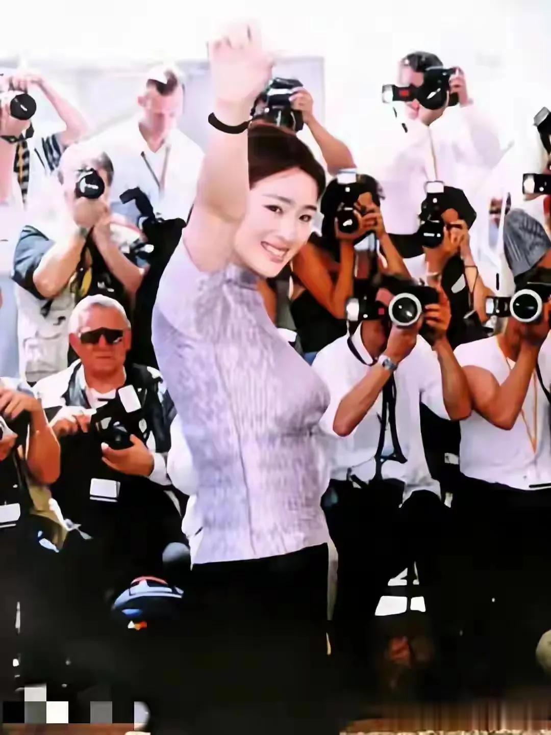 天呐!巩俐这身材太惊艳了,胸围几乎到肚脐,状态却依旧十分亮眼