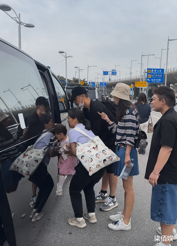 46岁任重和孙骁骁带女儿现身首尔,身材练得真好,女儿露脸像爸爸